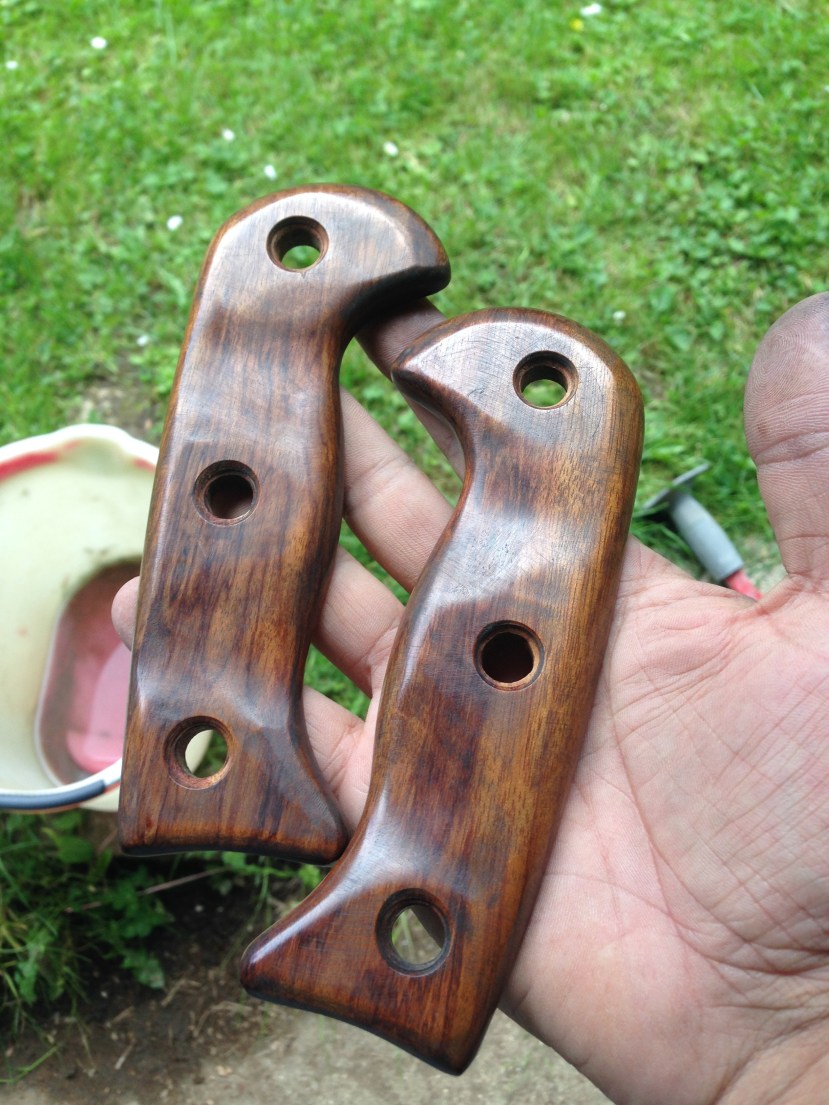 le polissage du bois d'amourette révèle de belles couleurs