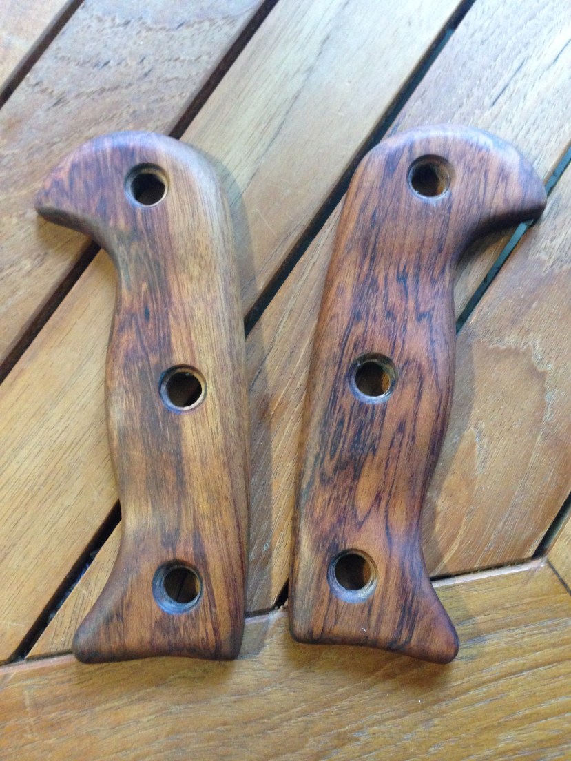 Manche de RTAK II en bois d'amourette terminé