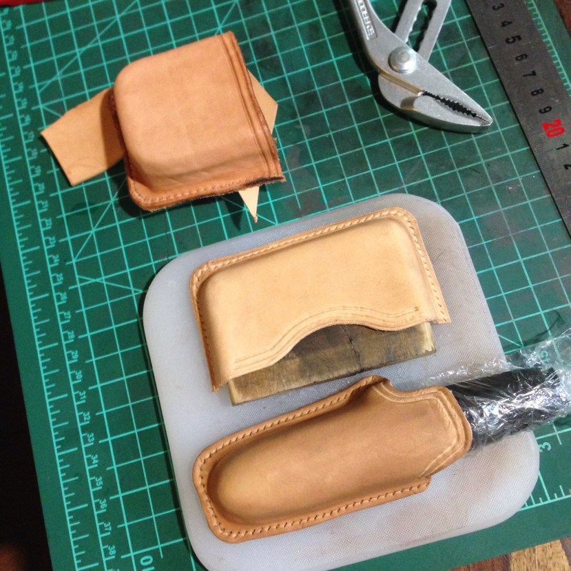 un porte carte et un etui de firepiston